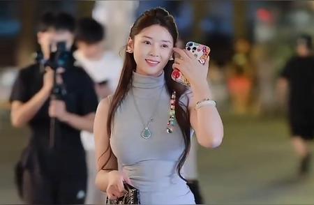她是被誉为最美街拍女神，太谷里扛把子，无数男生都想要她为妻。韩艺身材高...