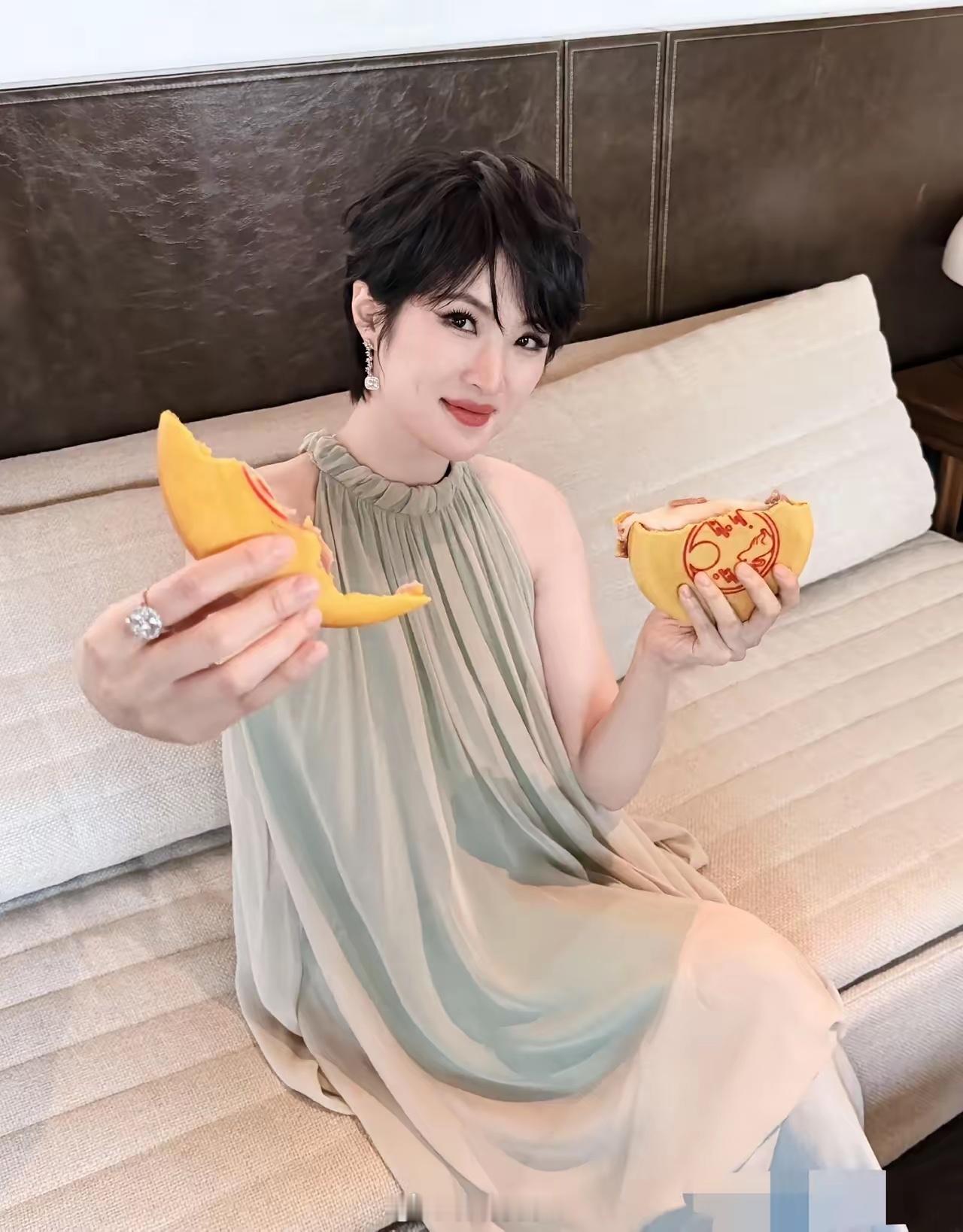 都在热议姚安娜的中秋月饼，没人看她手指上那么闪的钻戒吗？
华为二公主，一头短发、一脸傲娇，真是好惊艳啊。
她戴着钻戒、手镯，应该都是高奢品牌，看那么闪亮就知道了。
​那枚钻戒的来路，其实有公开记录可查。
​​2026年9月23日，CRD钻戒官方微博发了一条动态：“演员姚安娜佩戴CRD Artcut铂钻系 ​