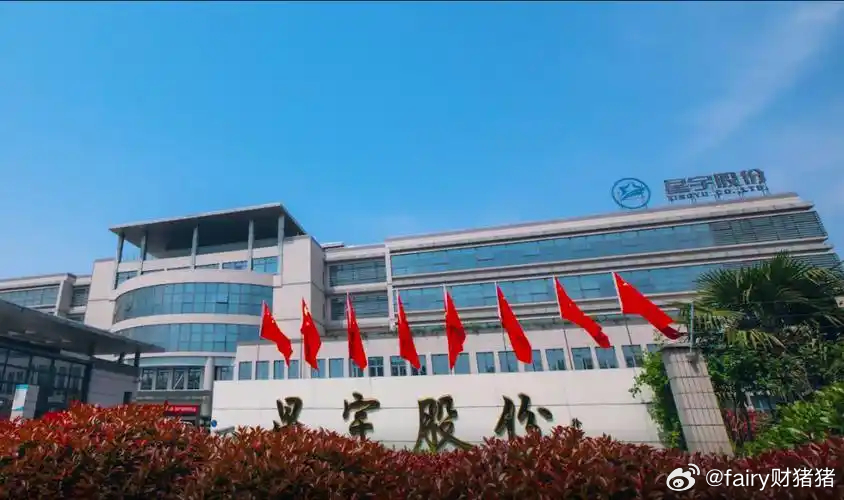 #星宇人力资源总监免职#
前段时间备受争议的星宇股份大规模解约应届生事件，终于迎来暖心后续。

企业主动致歉、问责管理层，还给被解约学生 发放求职补贴、报销交通费、提供免 费 住宿，同时承诺未就业人员可享受工资补偿。

当地人社局更是快速兜底保障，专场招聘会+超500个定向岗位全力帮扶。

截至 ​