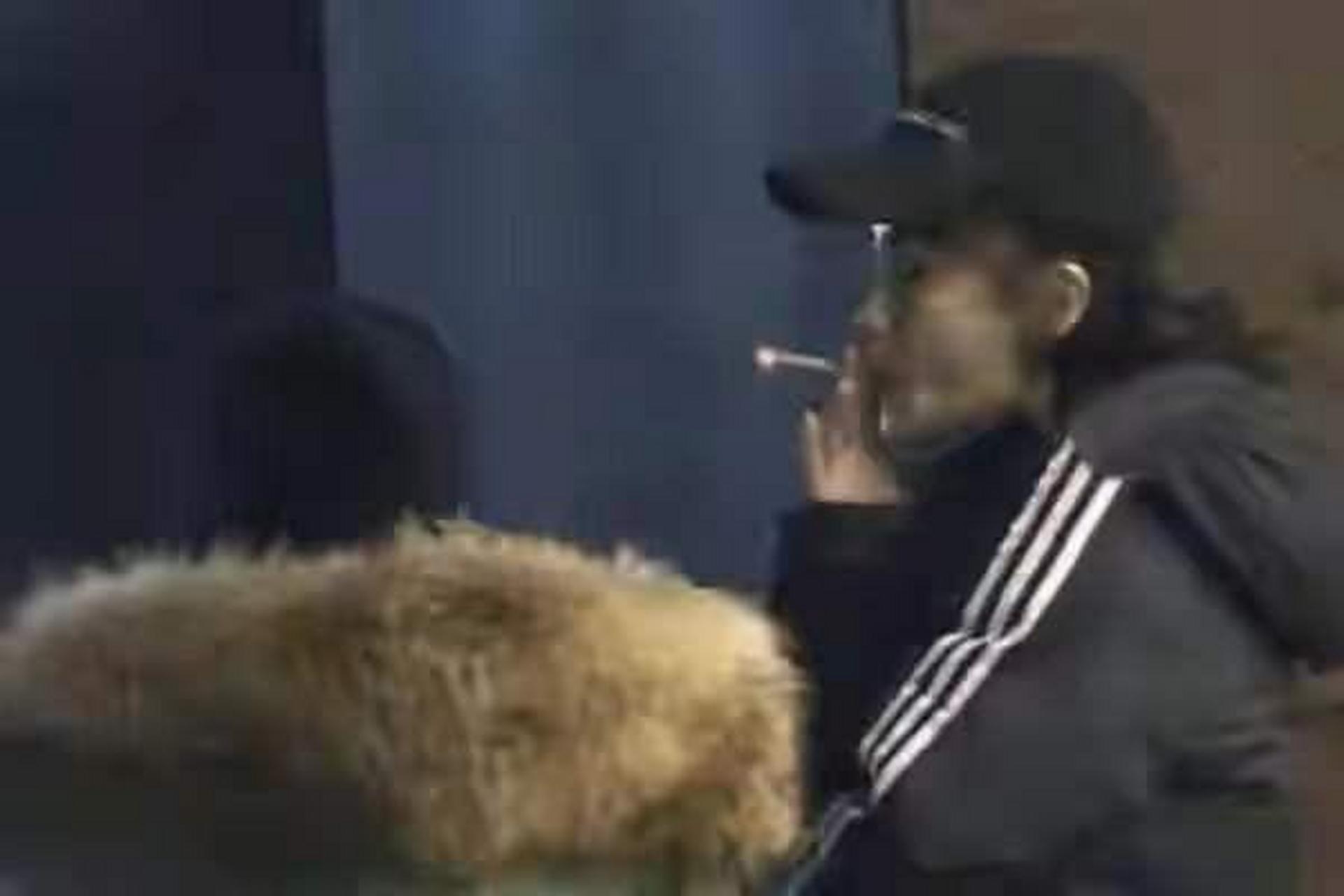 倪虹洁这回真把“反差感”给拉满了。

前脚刚在《燃烧吧！爸爸》里演个努力戒烟、认真生活的角色，后脚就在北京某园区跟朋友聊天时，随手把烟头扔在了路旁。视频里她戴着渔夫帽，姿态倒是挺放松，可那随手一丢的动作，直接把戏里的体面给撕了个口子。

网友炸锅的点其实很明确：没人管你抽不抽烟，那是个人自由；但乱扔