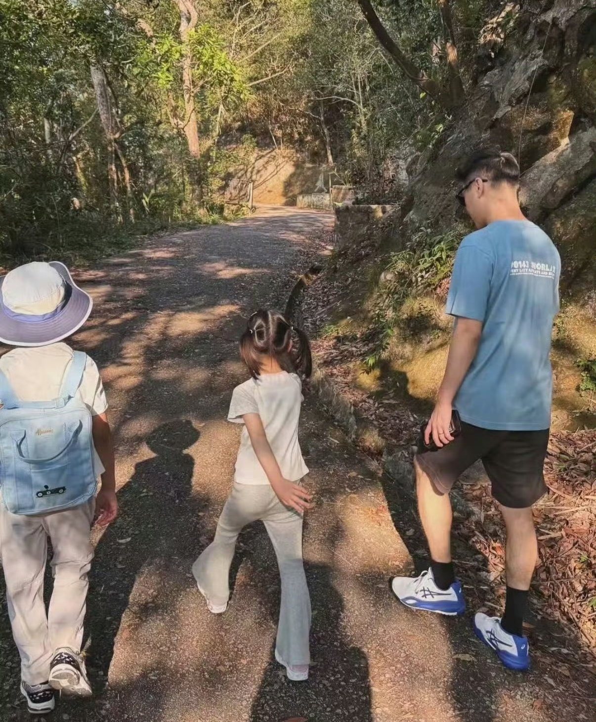 奚梦瑶何猷君带两个孩子爬山，温馨的家庭时间！有一说一，这两个孩子，真是基因好，遗传了妈妈的高个儿基因，哥哥6岁，妹妹4岁，都已经比同龄人要高了！这两个孩子算是顶级好命了吧，爸爸是富豪，妈妈是超模，她们就是妥妥的富三代，而且何猷君和奚梦瑶做父母，还是挺称职的，她们会花很多时间陪伴孩子，现在新一代的父母