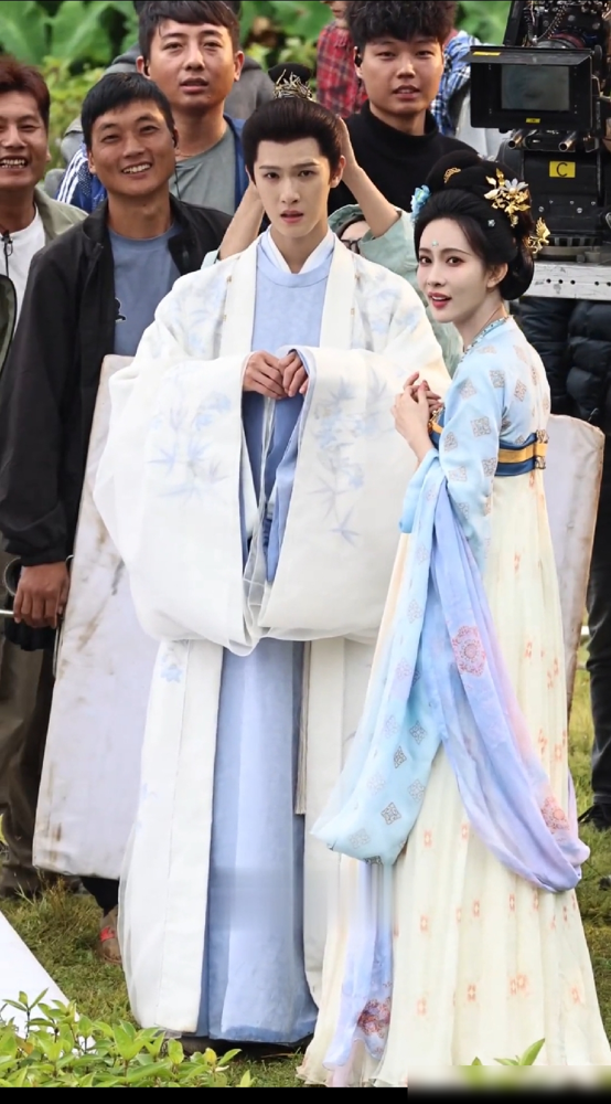 李昀锐孟子义被同一样东西吓得同步缩脖、后仰、瞪眼，动作像复制粘贴。
镜头怼脸，俩人连抬手挡脸、后撤步都卡在同一拍。网友直接炸了：这默契戏里都演不出来。
从《西出玉门》初识，到《九重紫》大爆，再到三搭《尚公主》，俩人早混成一套反应系统。
综艺里白鹿都调侃，孟子义递纸巾给李昀锐擦嘴，李昀锐顺手帮她