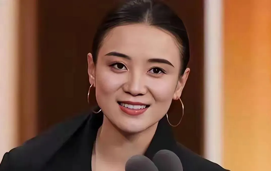 宋佳最近的一番话在影视圈炸开了锅！她在节目里坦然承认自己很久没进组，正 &34;忙着做些不忙的事&34;，完全不焦虑。这话听着简单，却像石子投进了 2026 年影视行业的热油里。
杨天真在节目中爆出惊人数据：今年长剧开机率暴跌至去年的 30%，演员签了合同项目照样被砍，资方撤资成常态。连宋佳这样手握多个影后奖杯