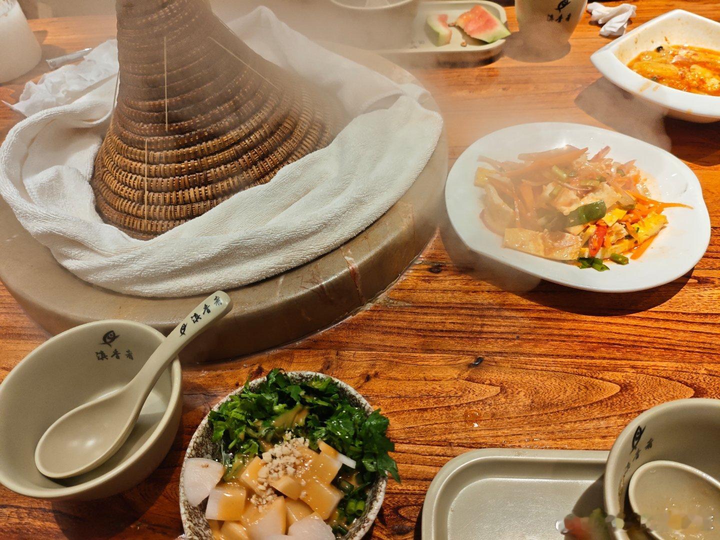 七夕和家人来吃云南汽锅鱼！yummy[哇]
​今天纯妹妹南京站开票啦，好米好米，期待新歌lava首唱
​另外今天占星活动看我pyq置顶哈
​还没有回复的朋友们等等我，马上一个个看

#莎莎说##单依纯南京演唱会##七夕# ​