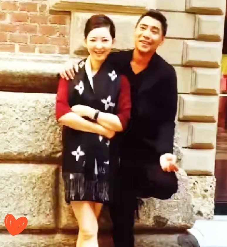 1989年，22岁的歌手屠洪刚在美国演出时，遇到了年仅19岁的中美混血女孩。很多人读到这段往事，只当作一段浪漫的邂逅故事，却忽略这段感情背后藏着的现实考验。
 
彼时的屠洪刚正值事业上升期，远赴海外演出，身处不同的文化环境里。两人相遇，一见倾心，可短暂心动，很难抵得住文化差异、地域距离带来的重重隔阂