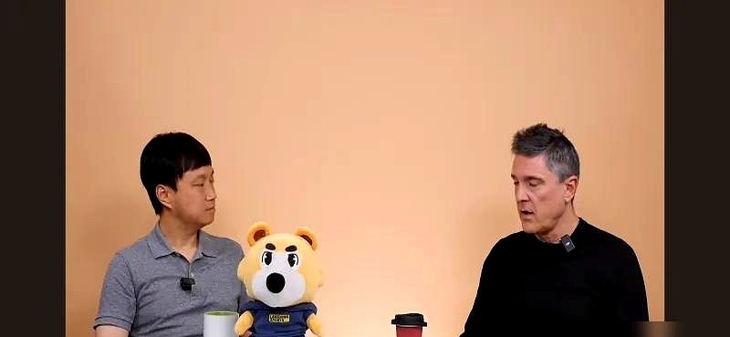 带娃娃兵点球干掉乌兹别克斯坦，转头就把五个毛头小子往欧洲俱乐部硬推。

安东尼奥没搞花架子，就凭一手扎紧篱笆打反击，硬是让门将李昊扑出个季军，当场红着眼说“他改了我的命”。徐彬、胡荷韬、蒯纪闻这帮年轻人的特点，被他像画考点一样摸得透透的。

媒体人直言，他就像最懂高考提分的魔鬼班主任。咱们从来不缺好