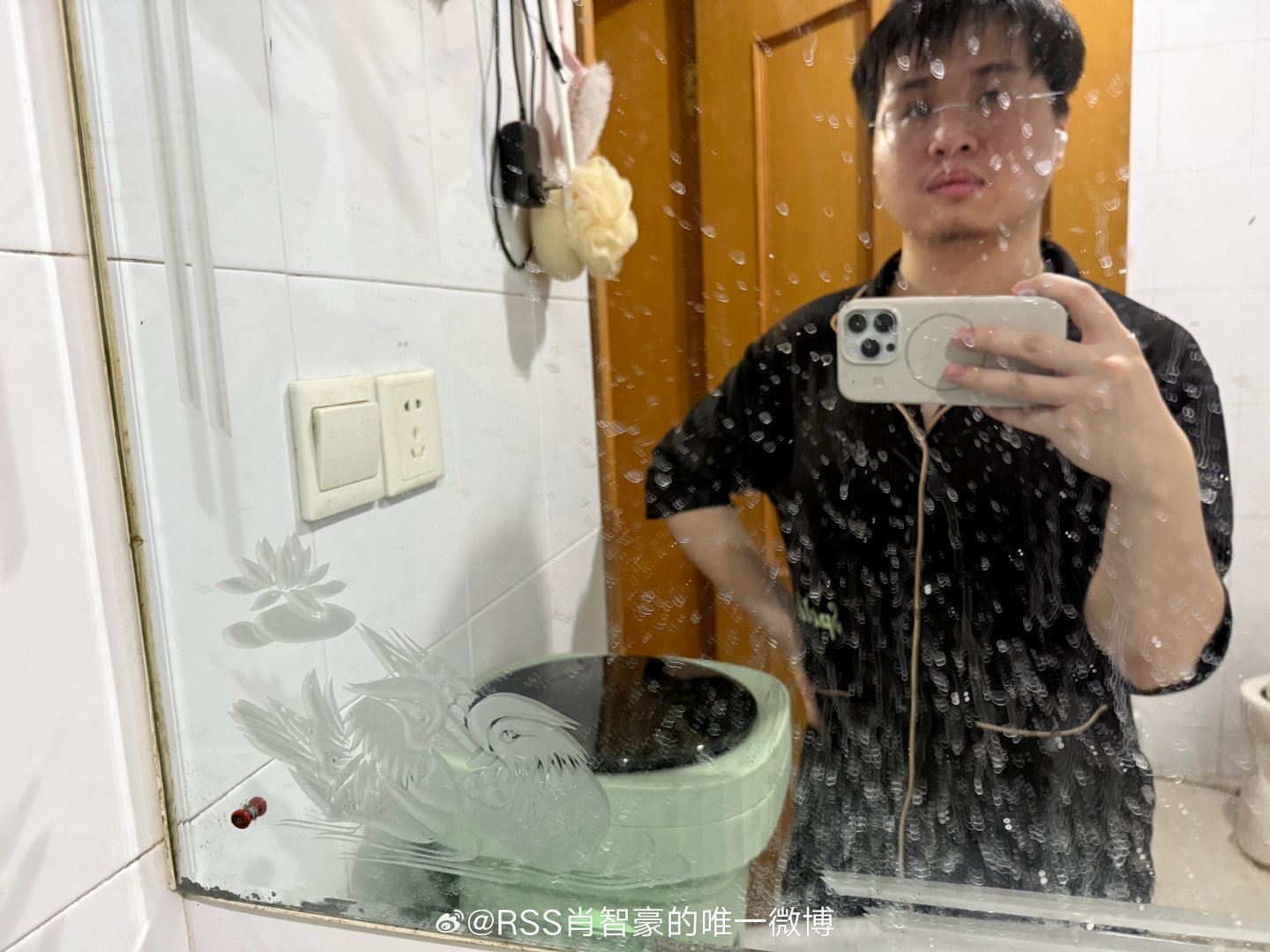 其实感觉，也还行哈！哈哈哈哈哈！戒微瘾呀！。感觉我明天得死了。不过好赖今天把东西干完了，明天摸摸鱼也无所谓。大不了写个自动脚本加上codex，把后天的活提前松松骨。话说，明天就是今天。嗯。从后天起，不上微博！嗯！加油！某某某！fai ting！要死了，现在这么活跃，等下咋睡？。。。。 ​