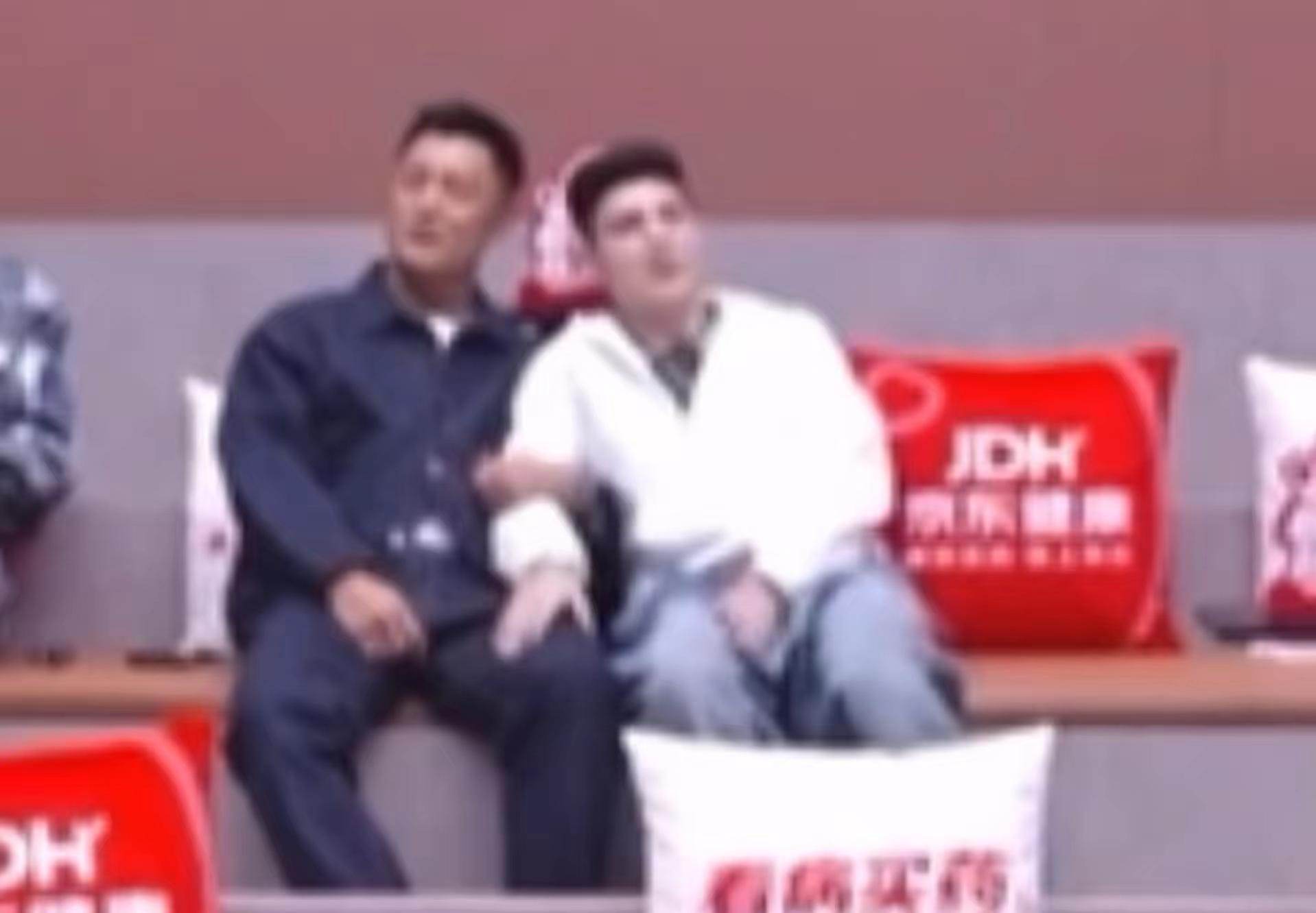 会不会有点太丝滑了。哎惹不小心被拌了一下就这样丝滑坐下艾热 艾热披荆斩棘