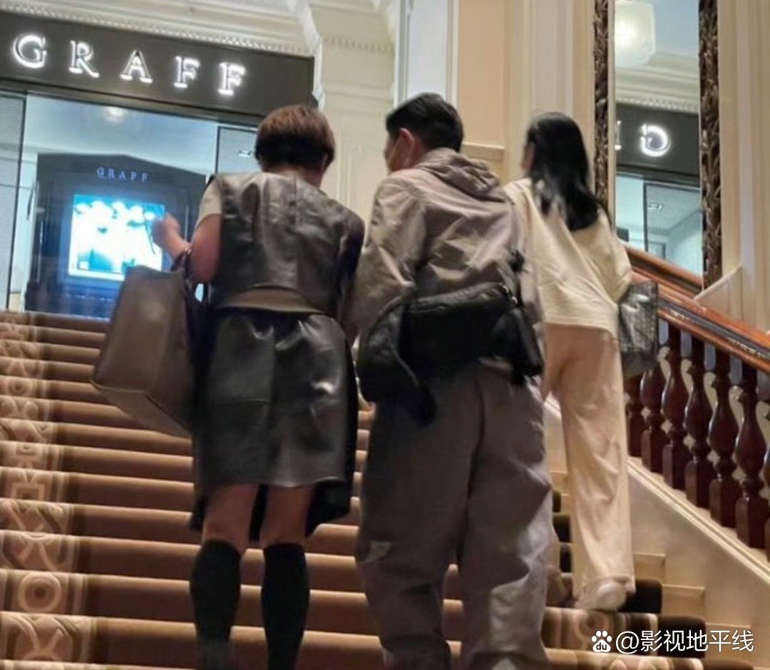 【香港酒店偶遇刘德华夫妇】10月18日，网友在香港半岛酒店偶遇刘德华与妻子朱丽蒨同框，这是二人多年来自次被拍到同行逛街，60岁朱丽舊背影被误认为其女儿。 ​