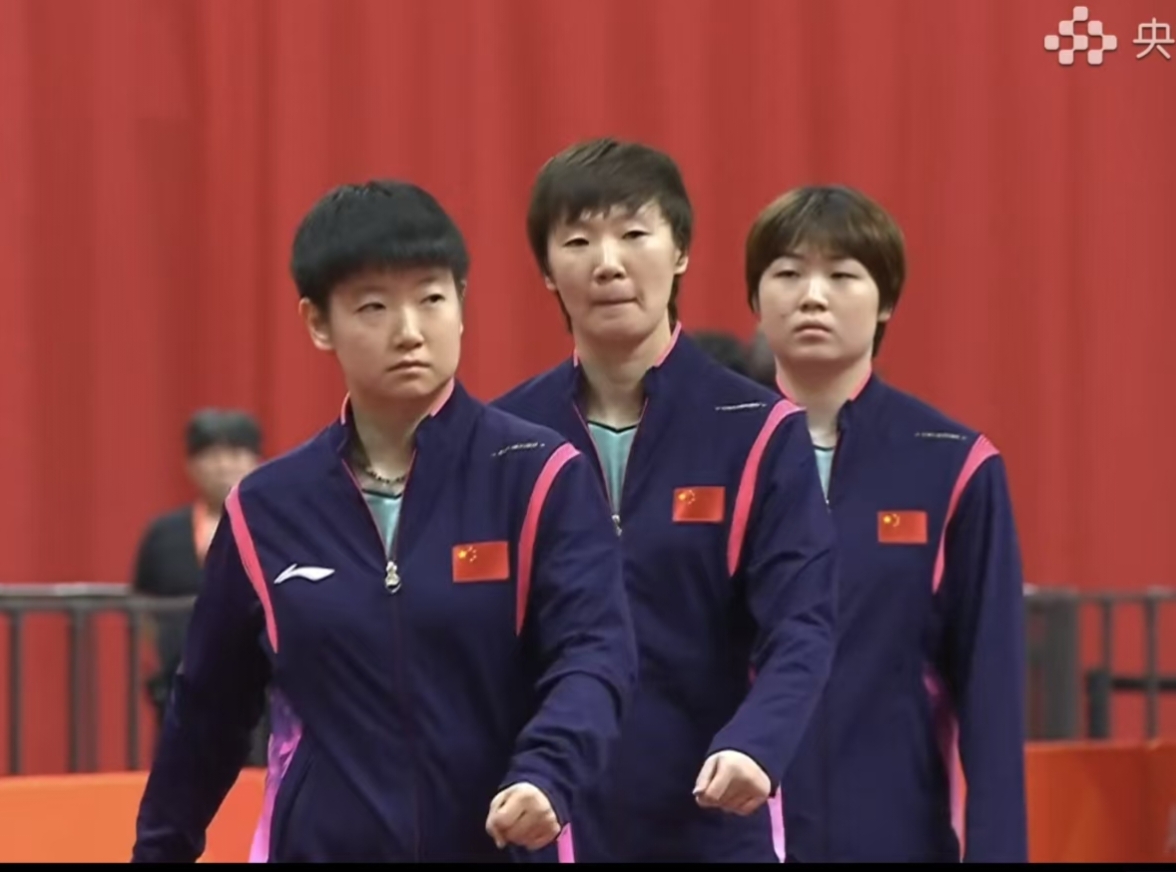 恭喜国乒男团女团双双晋级决赛！先开打的女团半决赛对阵朝鲜队，这支神秘之师本以为会很难啃，尤其是金琴英这姑娘，没想到女团都是3:0拿下了，女队的姑娘太厉害了！男队这边王楚钦对阵林昀儒打的有点惊险，3:2险胜。林诗栋第一局有点慢热，还好后面两局拿出了他该有的气势，温瑞博这次的表现也可圈可点。明日的中日之