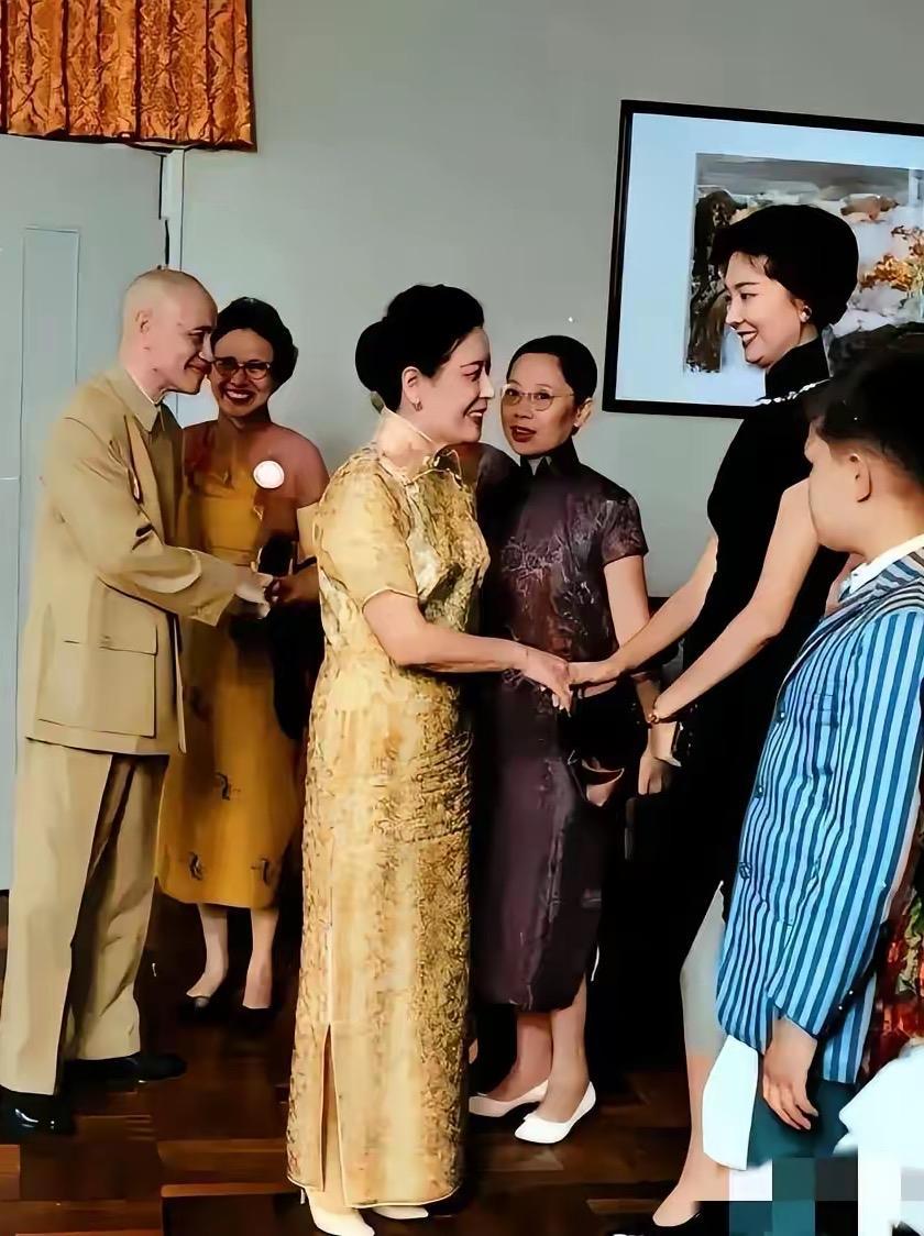 别再被电视剧骗了，宋美龄一点也不美，这是60多岁宋美龄真实的样子，你们自己看吧