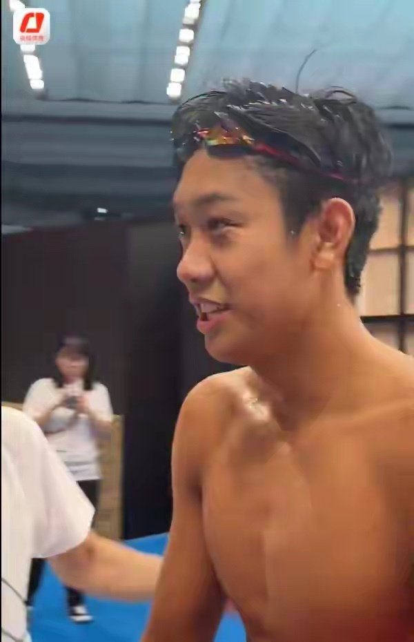 #张展硕分段1分42秒92最快#
直播吧9月21日讯 亚运会男子4x200米自由泳接力决赛，徐海博、费立纬、潘展乐、张展硕组成的中国队夺得冠军，最后一棒张展硕逆转绝杀。
赛后，有记者告诉张展硕他游出了1分42秒92的分段成绩，张展硕回应道：“正常，正常。” ​