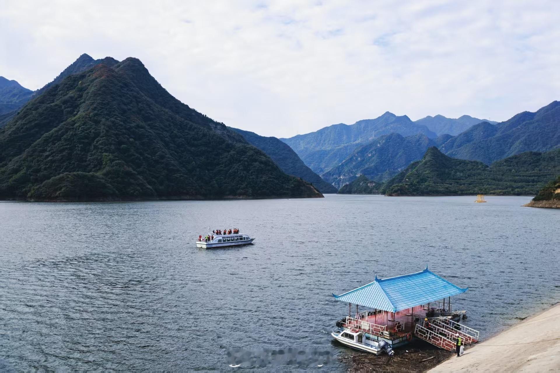 #走读三秦好山水# 守护西安大水缸——黑河金盆水库，是西安主城区最重要的饮用水源地，一库秦岭清泉，滋养着千万西安人。为守住这一汪碧水，一套全方位水源安全守护体系正在高效运转。
 
#好评中国山水陕西活动开展# 这里设立专职管护机构，一级保护区全封闭管理，21.263公里围网围墙、24小时大门值守 ​