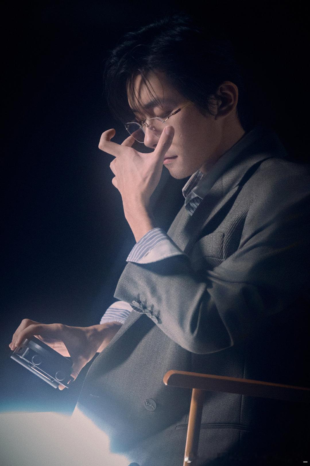 #易烊千玺[超话]# 人向自然叩问，也在万物的应答中被重塑。肢体化作沟通的语言，让这场无关胜负的交手得以显形。 ​