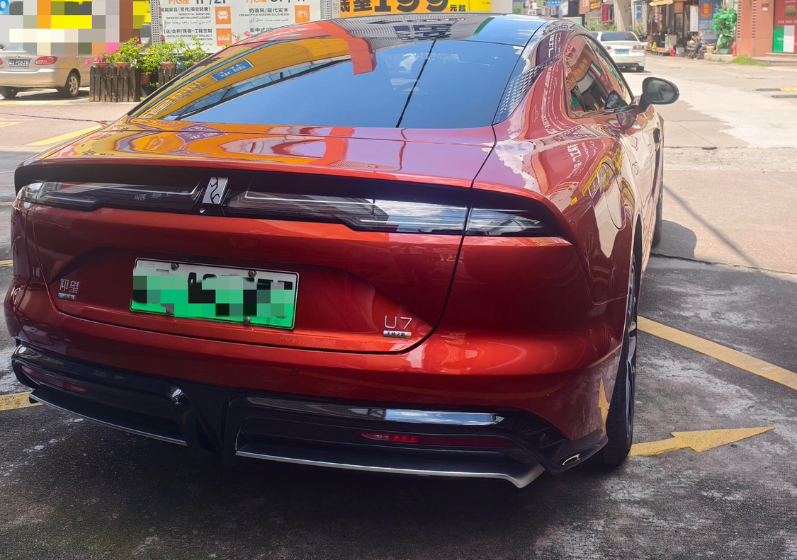 试驾仰望U7纯电版：跑完一段高速，长途出行的准备做得如何
动态试驾——高速巡航、动力储备与补能节奏
试驾重点落在高速巡航、动力释放与补能节奏上。试驾车为本地仰望中心提供的纯电版本，路线包含城市快速路、一段限速一百二十公里的高速以及沿途充电站，往返约八十公里。
出发前工作人员演示了驾驶模式切换、悬架高