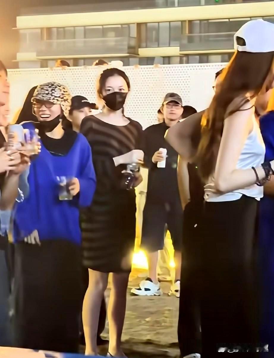 李嫣真的太爱姐姐窦靖童了，大家有没有注意到一个小细节？
虽然李嫣比窦靖童小九岁，但个头却比姐姐高出了半头。
为了照顾姐姐，李嫣每次和窦靖童同框时，都会特意穿上平底鞋。
李嫣遗传了父母的高个子基因，长得又瘦又高，和妈妈王菲不相上下。
这次她跟着王菲去参加虾米音乐节，就是专门来给姐姐捧场 ​