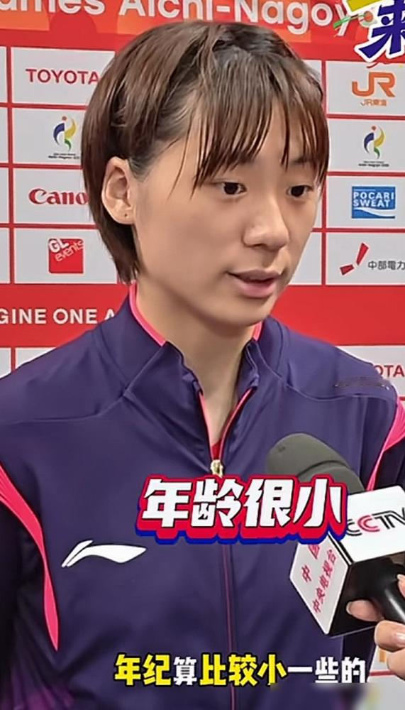 孙颖莎16岁在日本公开赛把女单女双冠军全揣兜里，世界排名空降前十。这种剧本，国乒几十年就出这一个，确实没法当标准线。
再看04后这拨，蒯曼和陈熠都是2024到2025年才挤进世界前二十。到2026年8月，蒯曼干到第四，算进主力层了，陈熠还在十二名左右晃悠。22岁这年纪，孙颖莎面前是空档，她们面前是