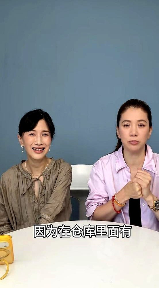 家里翻出三大箱城市杯，张智霖当场撂脸勒令不许再买，转头袁咏仪照样收，他只能彻底闭嘴。

他在综艺上喊着想退休，网友跑去通风报信，袁咏仪直接回了四个字：“不用管他。”搞得张智霖自己都吐槽，每年好像赚很多，又好像没赚。甚至老婆在家骂儿子，他听着每句都像在指桑骂槐，最后只能跟儿子抱团当难兄难弟。

买包买