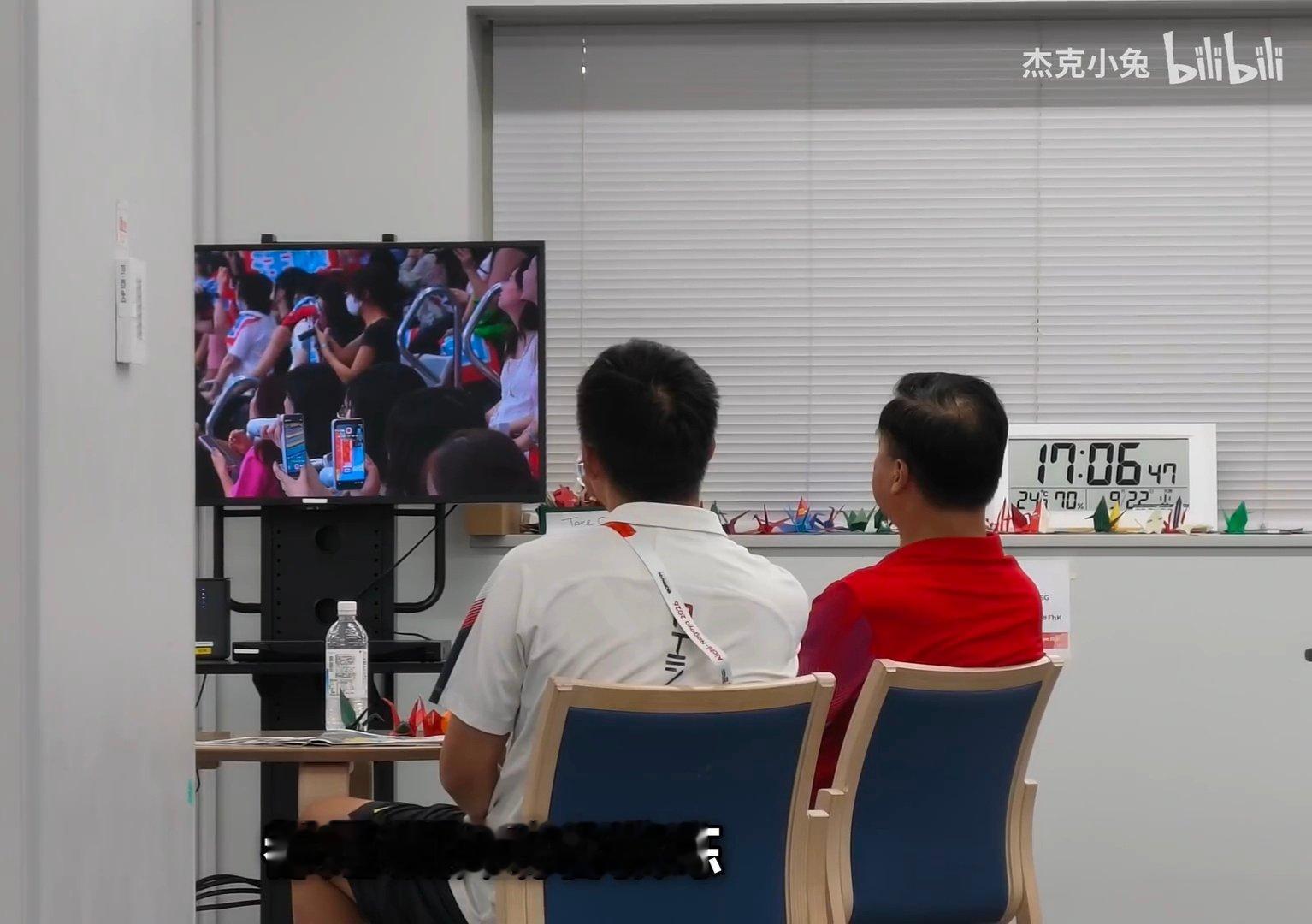 拍到了张涛和朱志根在看兔毛拍汪顺[哈哈][哈哈] ​