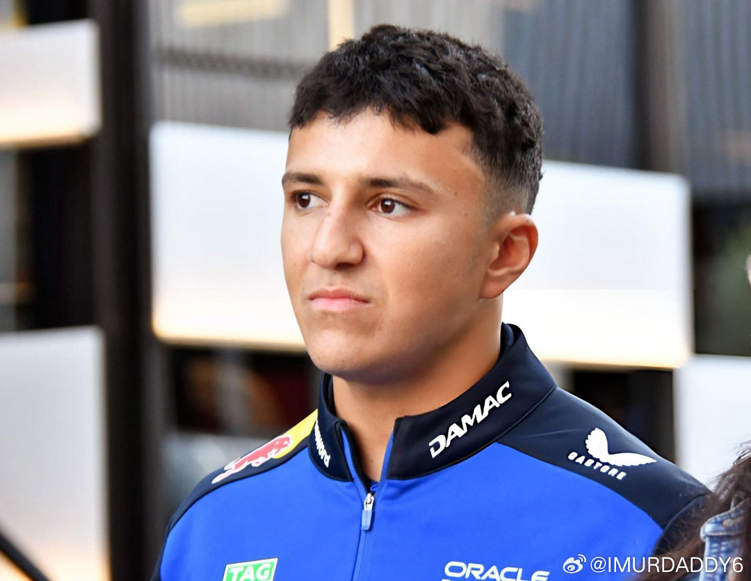 #F1[超话]#  伊萨克·哈贾尔据说也可能无法参加下周在马德里恩赛道举行的西班牙大奖赛。

他位于手腕的伤势，确实需要格外小心的恢复。驾驶F1赛车需要力量和耐力来控制方向盘。

如果恢复过于匆忙，恐怕会像兰斯·斯特罗尔的情况一样，他不得不长时间忍受疼痛，而且伤势可能复发。

斯特罗尔曾在2023年初 ​