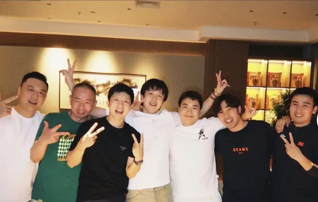 王楚钦最近总算公开露面了，既不在赛场上也没在发布会，而是在给两个老大哥庆生的聚会上。
懂球的都知道，马龙和梁靖崑恰好是同一天生日。这次私下攒的饭局里，北京队的熟面孔几乎全聚齐了，闫安、徐晨皓、教练关亮，还有平时总陪着他训练的牛冠凯都在场。
镜头里的王楚钦整个人彻底松弛下来了。没有大赛前那种紧绷的