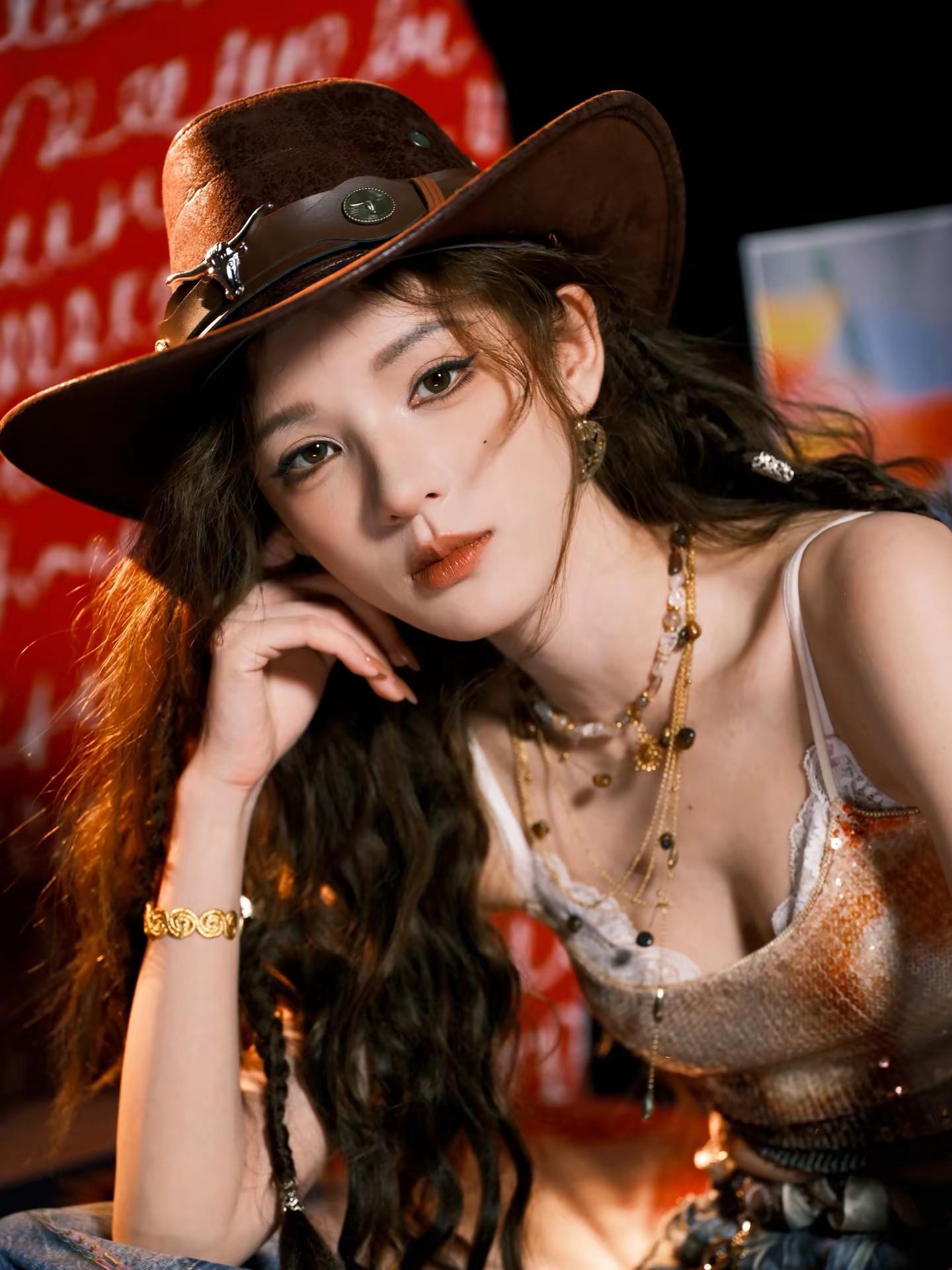 辣妹穿搭，黑底撞色超吸睛。