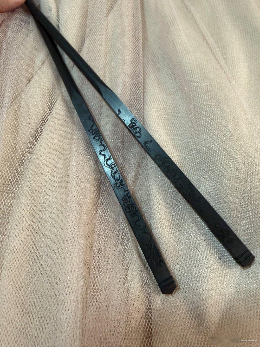 #我和你天生成双#宫里的世界联名筷实物太绝，乌木色调搭配宫廷纹样，美团外卖满99就能拥有，国风感直接拉满。#美团外卖祝你七夕筷乐# ​