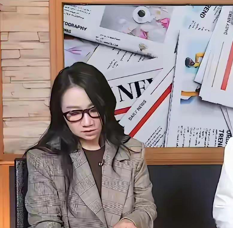 蔡康永这次摊上大事，商业合作光速清零。
按理说，蔡康永出了这么大的事，最该出来说点什么，或者说最容易被联想到的，就是他的老搭档小S。
可小S那边静悄悄，另一个和他关系不错的林志玲也毫无动静，反倒是陶晶莹，第一个站了出来，她在自己的广播节目里，聊到了这件事，本意是想帮朋友一把。
陶晶莹 ​