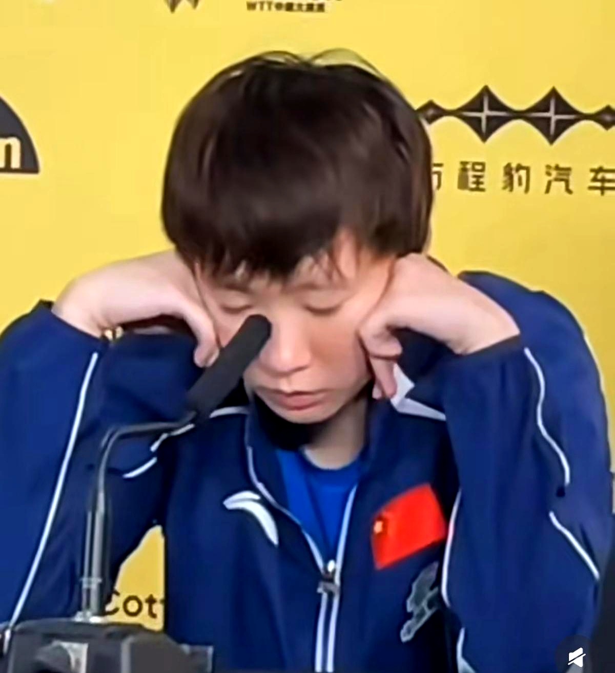 看着王曼昱在采访话筒前困得直打晃，真让人心里一阵发酸
 

赛场上她总是拼得凶悍，拿冠军跟砍瓜切菜一样
 

可谁能想到卸下防备，她累得连眼睛都快睁不开了
 

从亚运会的三冠王到大满贯赛场，连轴转的魔鬼赛程就没停过
 

一般人扛到女单决赛早就散架了，她全凭一股硬气在硬撑
 

看着实在让人心疼