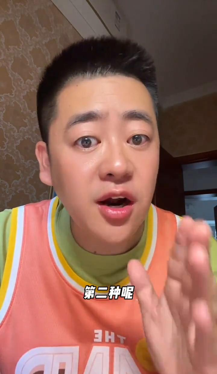 骑士打算把惠特摩尔送走，或者是直接裁掉，听说是为了腾出名额去自由市场签个内线，潜在名单里有普拉姆利，甚至还有乐福。
看到这消息，我倒没怎么想乐福会不会回来，我其实一直在想惠特摩尔。
这孩子在场上其实挺卖力的，但现在为了给一个可能场均就打个五六分钟的替补中锋挪地方，他就得走人。
职业联赛就是这样，不是