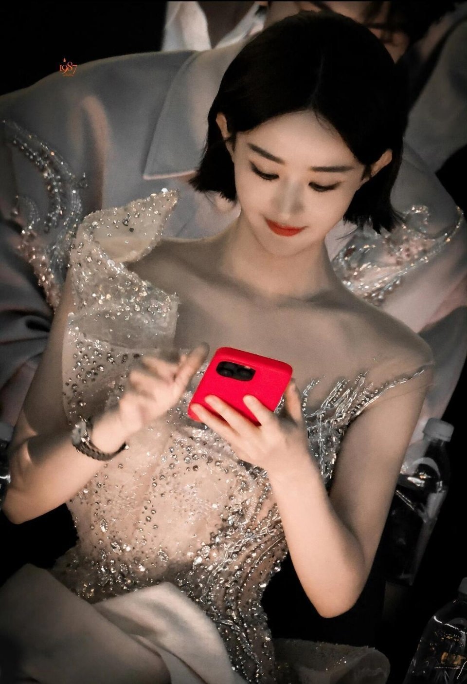 张凌赫的衣服和赵丽颖的衣服借位，好有违和感 ​