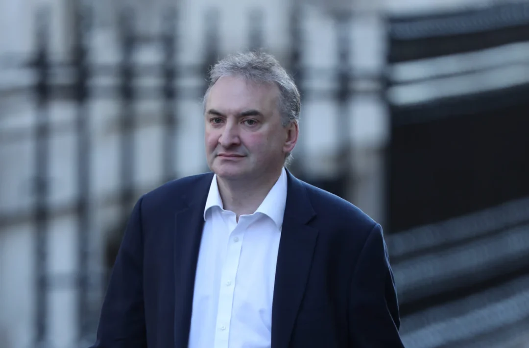 痛失左膀右臂，英国首相危机加剧