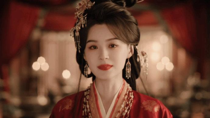 #嫁金钗毛林林危险但实在美丽# 谁被毛林林在嫁金钗里面的角色狠狠拿捏住！举手投足之间皆是心机，抬眼的瞬间满是算计，造型华贵美艳，危险感直接拉满。明明是步步筹谋的角色，却完全让人讨厌不起来，毛林林用演技完美平衡了美艳与狠戾，角色张力直接拉满。#剧综嘴替请开麦# ​