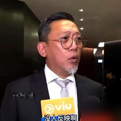 吴彦祖嫌剧组盒饭难吃，直接自带饭菜。这事背后藏着的不是嘴挑，是钱和地位。
群演凌晨排队领大锅饭，穿着闷热戏服在片场熬一整天。配角好歹有个单人标间，专车接送。一线明星合同里写着五星级套房、商务舱、专属房车，餐标一天3000块。
听说有90后女星光吃饭每天2400，男星3000，还互相打听比咖位。这