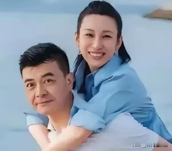 当年，陈建斌当众开玩笑道：“秦海璐老公长得不咋地”，结果秦海璐瞬间炸了。她直接怼回去：“我老公是丑，可他能在我产后抑郁，蓬头垢面像个疯子时，不离不弃地抱着我，一遍遍说没事，有我呢。别人谁能做得到。”
 
娱乐圈总有很多人，喜欢用颜值评判别人的婚姻！当年陈建斌在公开场合随口开了个玩笑，吐槽秦海璐的老公