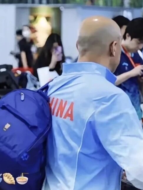 亚运落幕马不停蹄奔赴北京，国乒没有假期：排名不等人，对手不会停

名古屋亚运会，国乒拿下6金4银1铜的成绩单。林诗栋、王曼昱、蒯曼都斩获三枚金牌，唯一留下遗憾的，是男团不敌日本队。
按照常理，打完高强度的洲际大赛，队员理应休整放松。但国乒没有假期：9月28日亚运收官，10月1日WTT中国大满贯便在北
