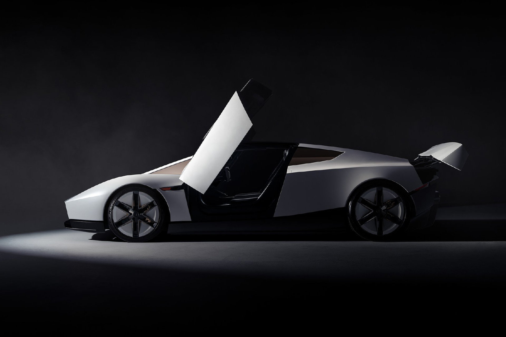 特斯拉 Roadster 除了会飞，就车本身来说，设计的也非常有科幻感

贵也是真贵，预订意向金要 33.2 万 ​