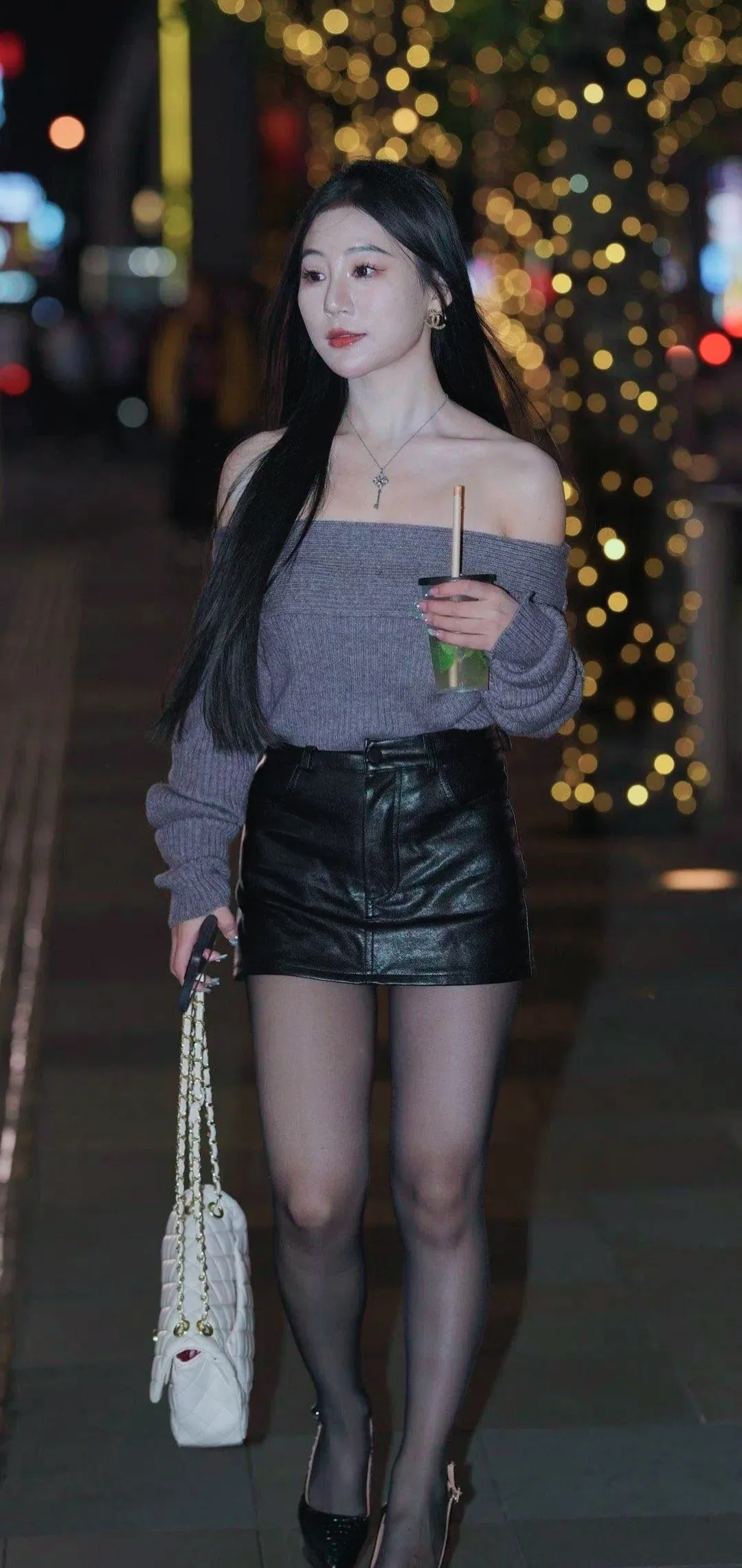 丝袜小姐姐总是有着独特的魅力。 这种魅力，让人忍不住多看几眼，也让街头...