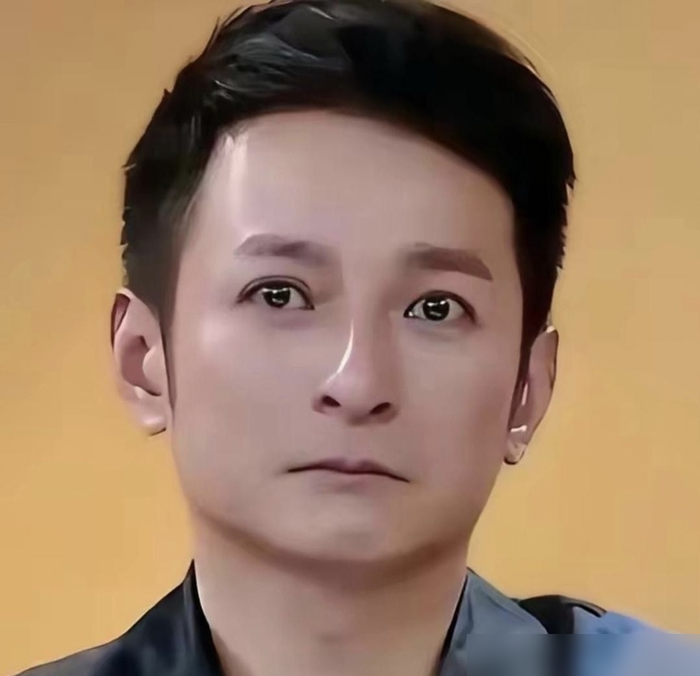 张泉灵直接问李维嘉：你没老婆没孩子，到时候谁给你拔管？遗产传给谁？
李维嘉愣了两秒，回了句：没想过，爱传谁传谁。
49岁，独居，洁癖严重到外人不能坐他床沿。但节目往下挖，原因全变了。他不是怪，是每天要回去照顾阿尔茨海默症的父亲，母亲一个人根本扛不住。
长沙那套房子，收拾得跟样板间一样。外人看着