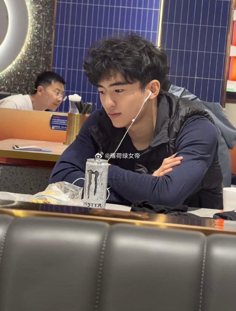 #谢霆锋大儿子19岁近照#
谢霆锋儿子这颜值怎么样，感觉没他年轻时候帅啊 ​
