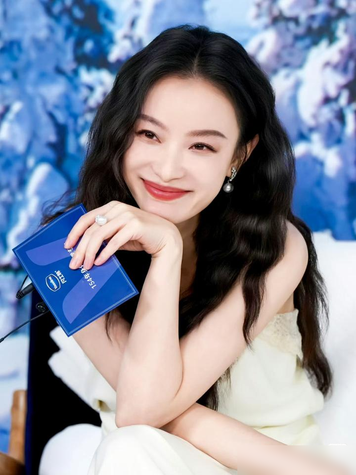 倪妮为什么不结婚？
不是没人馋她的身子，
也不是她年龄大了，而是38岁的她认为爱情是奢侈品，不会为了结婚将就自己。
这种不将就的底气，说白了还是自己给的。你看她这几年，还有人天天盯着她的恋情八卦吗？早没了。以前跟冯绍峰、井柏然在一起，大家总觉得她是个男方挂件，现在呢？妥妥的内娱独立女性范本，整