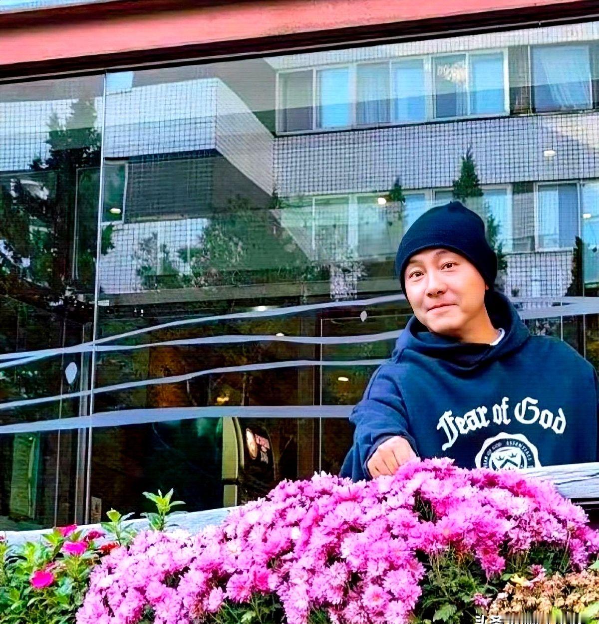 张卫健往花盆弹烟头被骂上热搜，结果第二天反转了。

他没发律师函，也没写小作文，直接甩出一张现场全景照：原来花盆后头藏着个烟灰缸，还顺手配了句歌词“花盆后面有烟灰缸”。

一张照片，把骂他没素质的人全堵了回去。

但评论区还有人揪着不放，非说“拍都拍了，洗不白”。这就纯属抬杠了，人家明明规规矩矩扔进