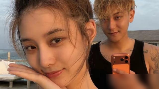 黄子韬憋了这么久，直接甩出一张孩子会走路的合照。
不是襁褓，不是满月，是能牵着在沙滩上跑的娃。徐艺洋配文“爱的人都在身边”，他转发，热搜第一，完事。
回头看全是戏。之前直播嘴瓢说“陪陪孩”，立马改口。否认生育传闻，否认代孕，粉丝帮着控评洗广场。现在照片一放，孩子年龄对不上账，评论区直接炸锅。