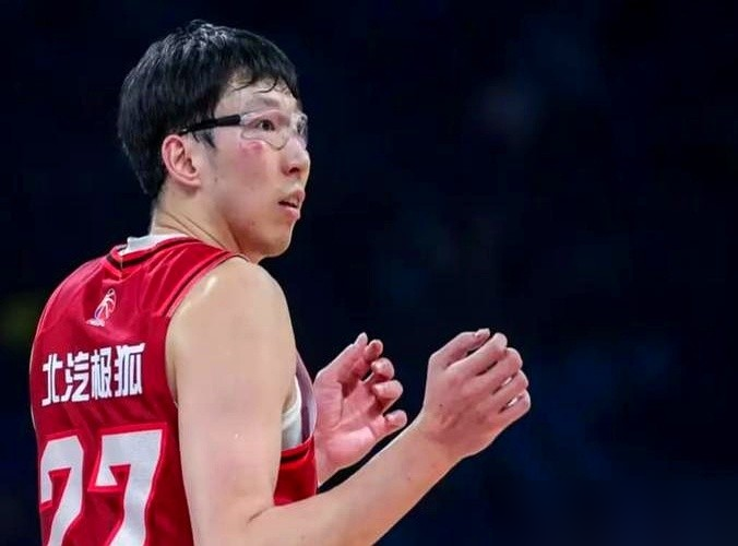 郭士强这波名单一出来，圈里全懵了，周琦、赵睿、张镇麟、徐杰，一个没要。
不是他们不想打，是真打不了。周琦脚伤加腰伤，赵睿两条腿全是老病，常规赛出勤连一半都不到，张镇麟髋、肩、踝三处劳损，医疗组直接给按住了。
老郭这回把话撂得明明白白：不看名气，不看资历，就看你能不能跑、能不能扛、愿不愿意拼。身体