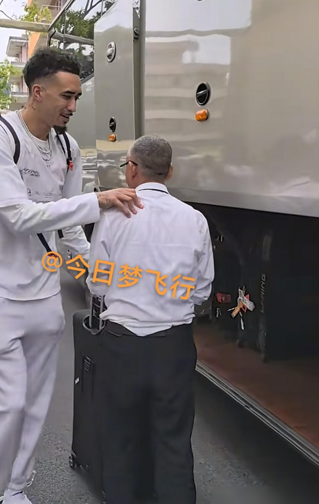 胡明轩脚都烂了，杜锋亲口承认常规赛报销！广东队出征山西，三员大将直接没...