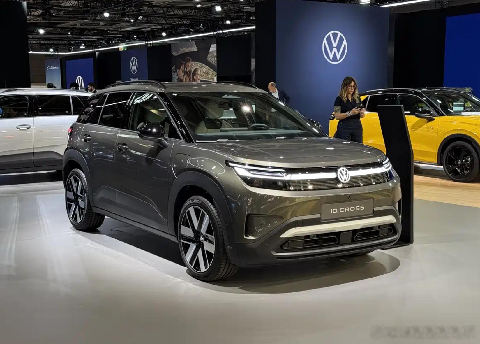 大众ID.CROSS实车亮相。新车定位纯电紧凑型SUV，基于MEB+纯电平台打造。外观方面，ID.CROSS采用大众Pure Positive设计语言，车头采用贯穿式灯带，并搭载IQ.LIGHT LED矩阵大灯，前包围展现跨界设计元素。 ​​​