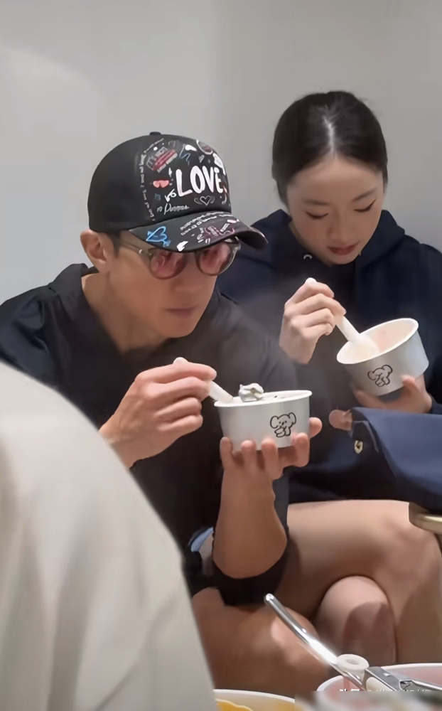 15岁女儿穿婚服，吴尊一句要担心的是她另一半直接把评论区点炸了。
照片里NeiNei一身中式嫁衣，站在墨尔本唐人街的展馆里，镜头感极稳。有人说这是帮博物馆拍宣传片，也有人翻出旧账：当年《爸爸回来了》让3岁半女儿裸身洗澡，节目组被迫删镜头道歉。
后来2020年上婚恋综艺，又因为结婚纪念日被扒出隐婚