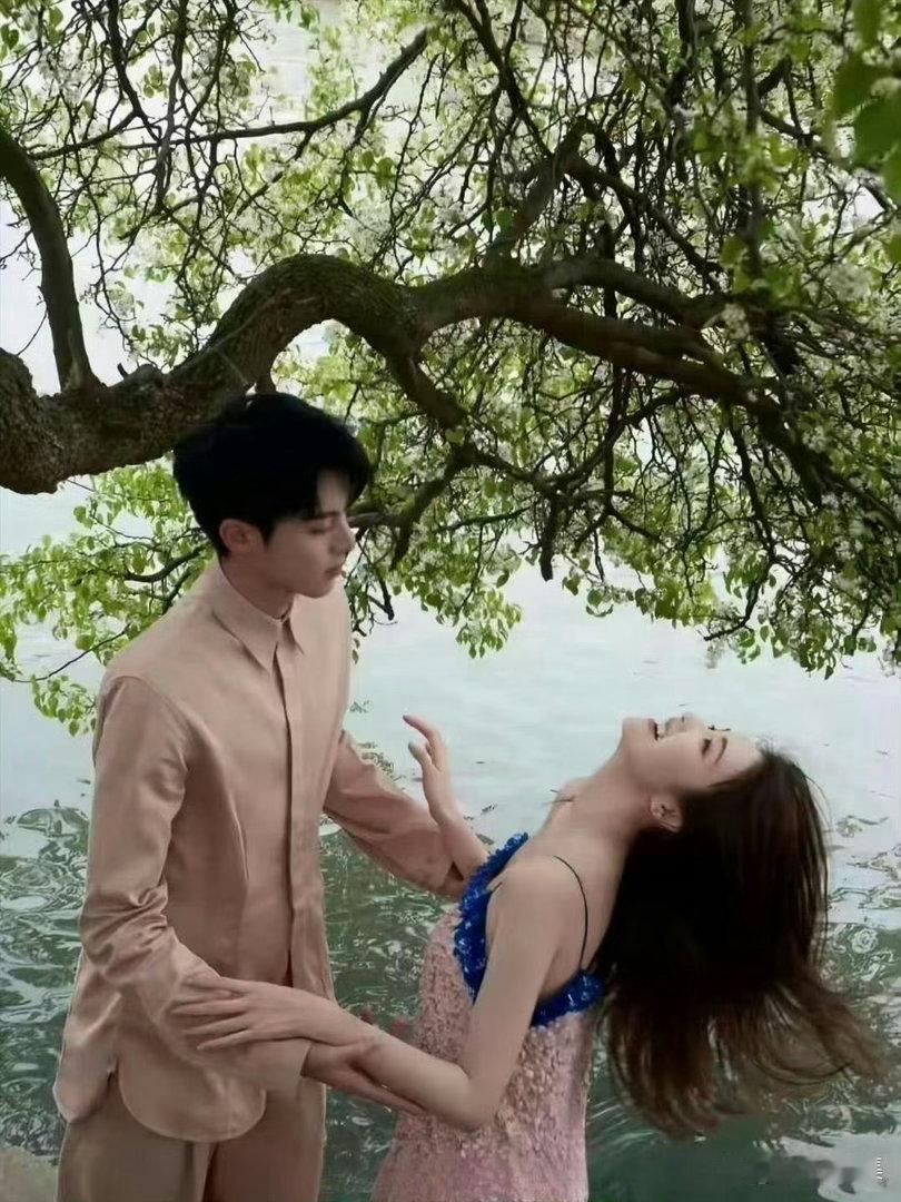 感觉王鹤棣多多少少都对她动过心吧 ​