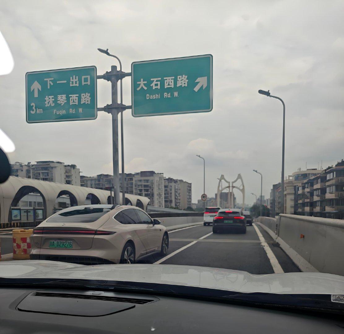 成都路上蔚来的能见度也很高[666]#蔚来# ​