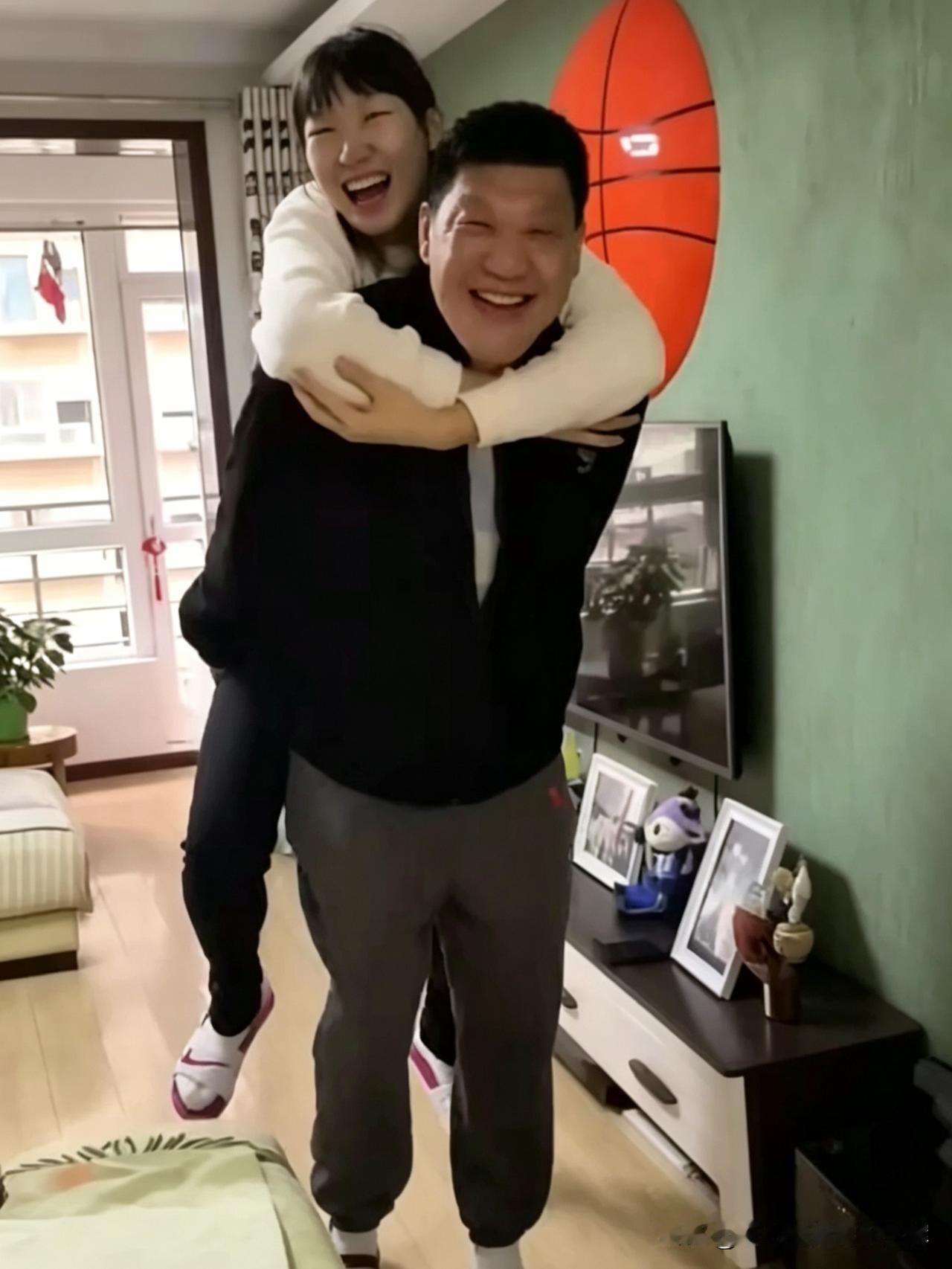 两米多高的个头，那是怎样的存在？站在人堆里，绝对是鹤立鸡群，这就是韩旭，那个在赛场上叱咤风云、令对手闻风丧胆的篮坛猛将。平日里，她挥汗如雨，为了每一个球权拼尽全力，展现着女战士的钢铁意志。可谁能想到，卸下一身战甲回到家中，这个让人仰视的“女巨人”，瞬间就变了模样。她不再威风凛凛，反倒像个没长大的孩子
